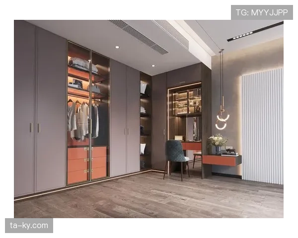 杨昊晒出的衣帽间像名牌开会，站在门口钱包就开始怀疑人生