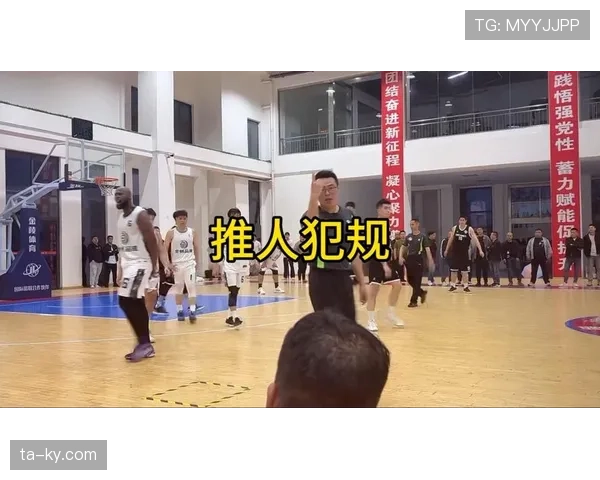 篮球规则中裁判如何判定防守方的拉人犯规？
